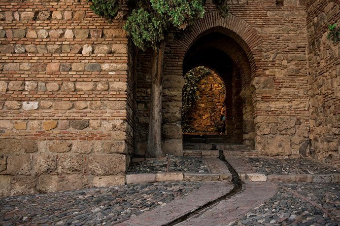 1.5-Hour Roman Theater and Alcazaba Castle Walking Tour - Teatro Romano de Málaga: A Short Visit That Actually Explains the Site