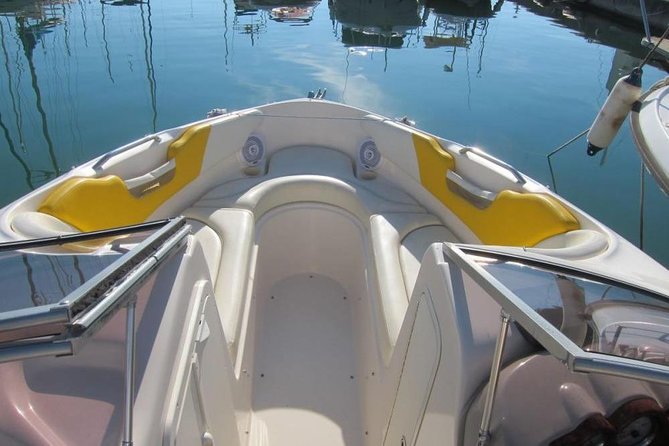 4-hour private boat with Captain for up to 9 people - Dolphins, Coastal Views, and How to Maximize the Moment