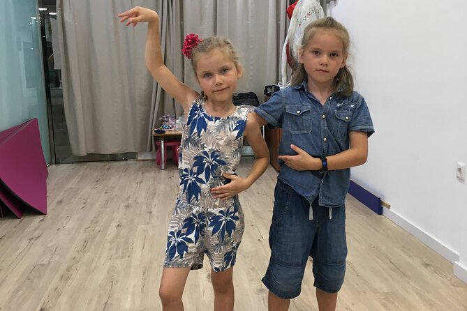 45 minutes flamenco dance class for family in Málaga - What You Actually Do: Arms, Feet, Claps, and Rhythm