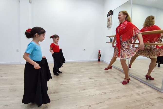 45 minutes flamenco dance class for family in Málaga - Clothes, Shoes, and Simple Costume Tips for Málaga