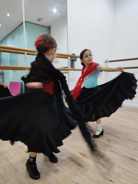 45 minutes flamenco dance class for family in Málaga - Small group size and what it means for families