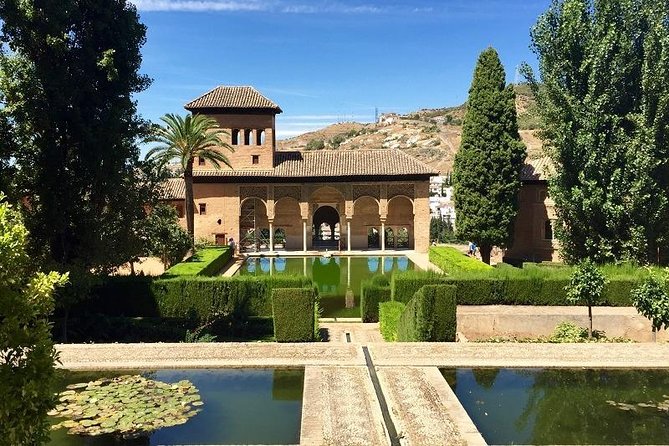 Alhambra, Nasrid Palaces and Generalife Private Tour from Malaga - The 1–2 hours in Granada after your tour: use it on purpose