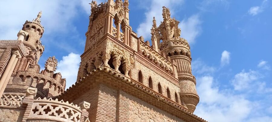 Benalmadena: Colomares Castle Tour with Entry Ticket - Key things you’ll notice at Colomares