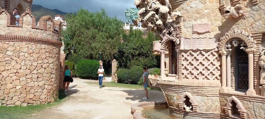 Benalmadena: Colomares Castle Tour with Entry Ticket - The 40-minute guided flow: what happens once you meet your guide