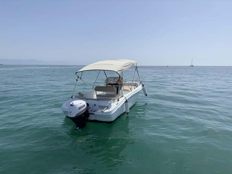 Benalmádena: Rent a Boat in Málaga License-Free by the Hour - License-Free Skipper Training on the Ranieri 500