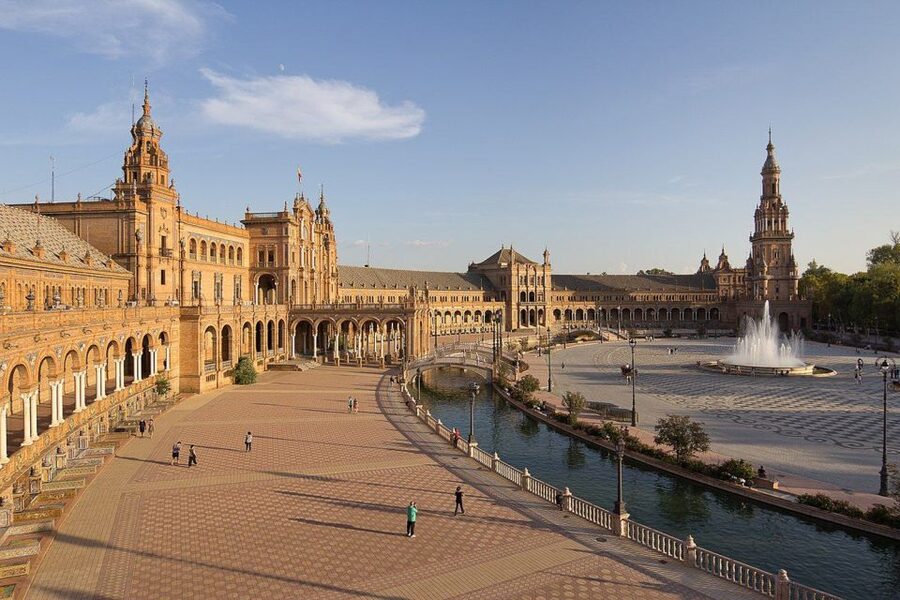From Costa del Sol: Guided Tour of Seville - Seville Cathedral interior: Gothic scale and the Columbus sarcophagus