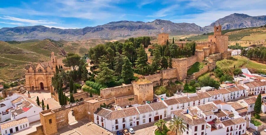 From Málaga: Caminito del Rey & Antequera: Dolmens and free time - Midday switch: Alcazaba surroundings and the Antequera guided walk