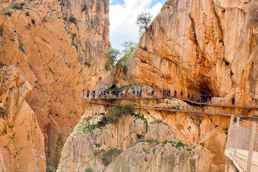 From Málaga: Caminito del Rey Guided Day Trip - Gaitanes Gorge Stories in English and German: Why the Guide Changes the Day