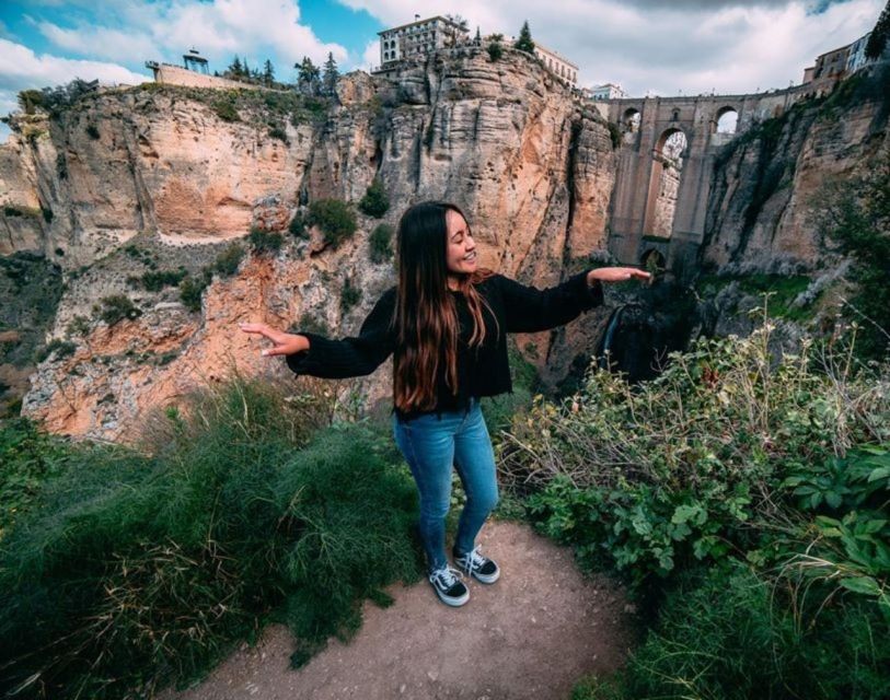From Malaga: Ronda & Setenil de las Bodegas Day Trip - Guides and drivers: what to expect from the human part