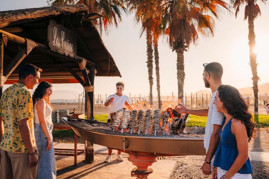 Málaga: 1-hour Private Tuk Tuk Tour - From harbor modernism back into Old Town sights