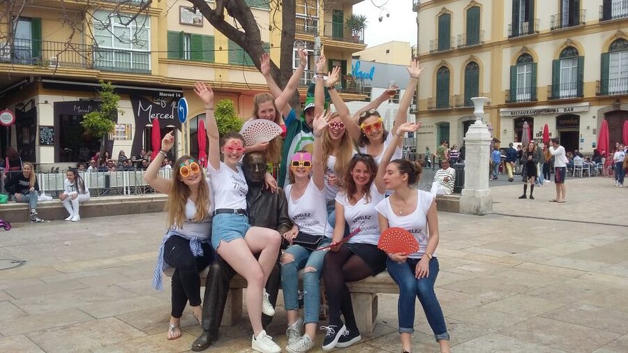 Malaga: Bachelorette Party Treasure Hunt - How the Treasure Hunt Works (Compass, Treasure Book, Games)