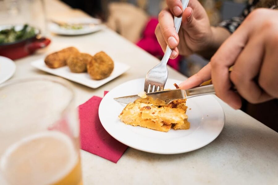 Malaga: Food Tour with Local Guide, Tapas, and Drinks - What makes the guides matter (and why the group size helps)