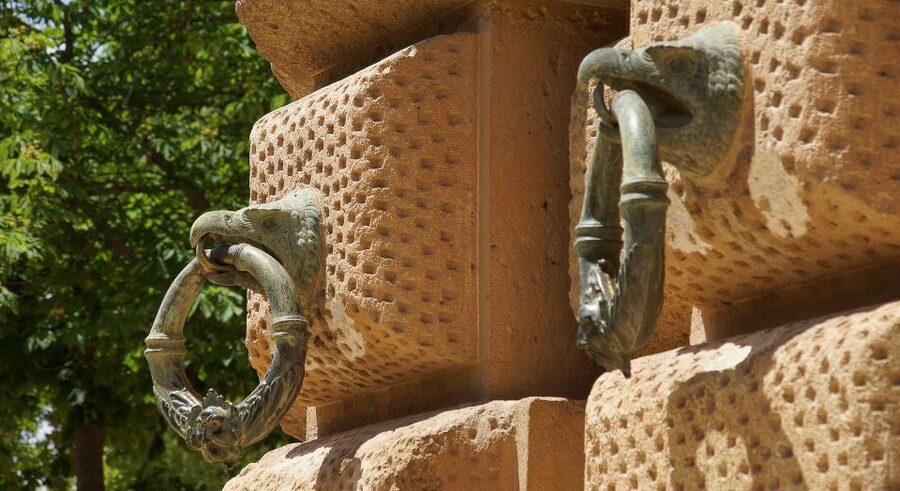 Malaga: Granada Day Trip with Alhambra, Palaces and Gardens - Generalife Gardens and the sultan’s summer palace: scenery plus breathing room