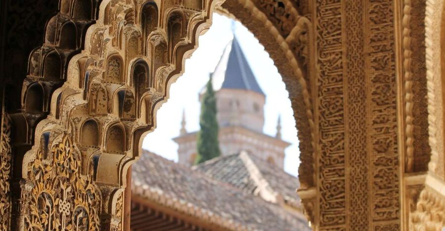 Malaga: Granada Day Trip with Alhambra, Palaces and Gardens - Meeting the guide and entering Alhambra without ticket-line stress