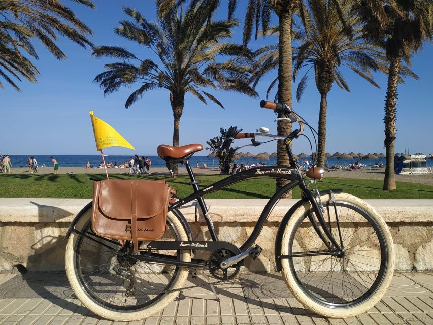 Malaga: Guided Bike Tour - La Farola lighthouse: your port entrance highlight