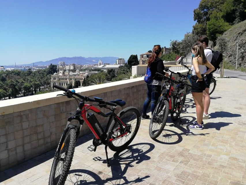Malaga: Guided E-Bike Tour - Back to the port: lighthouse, Muelle Uno, and the Palmeral palms