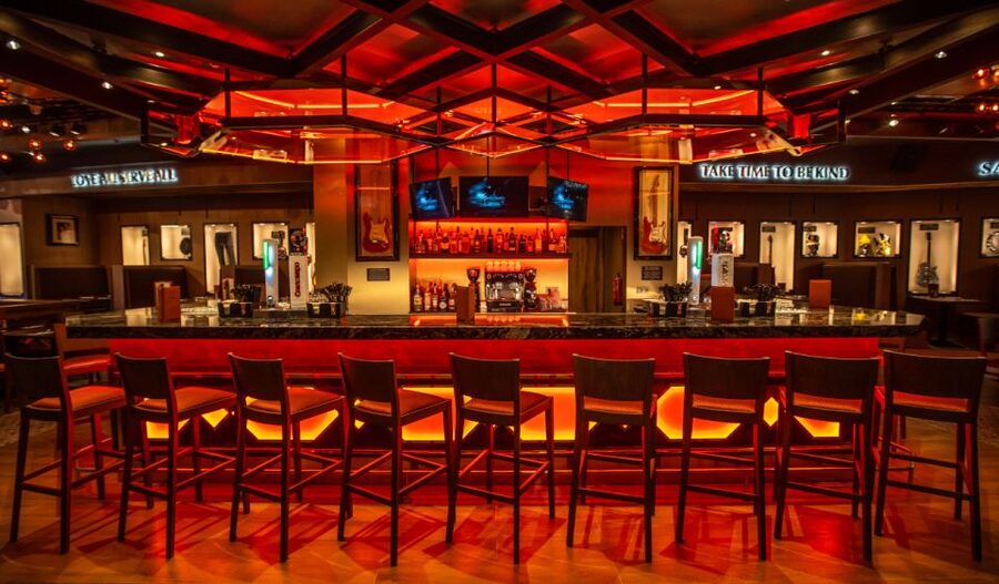 Malaga: Hard Rock Cafe Entrance with Lunch or Dinner - Rooftop terrace time: marina and old center panoramas