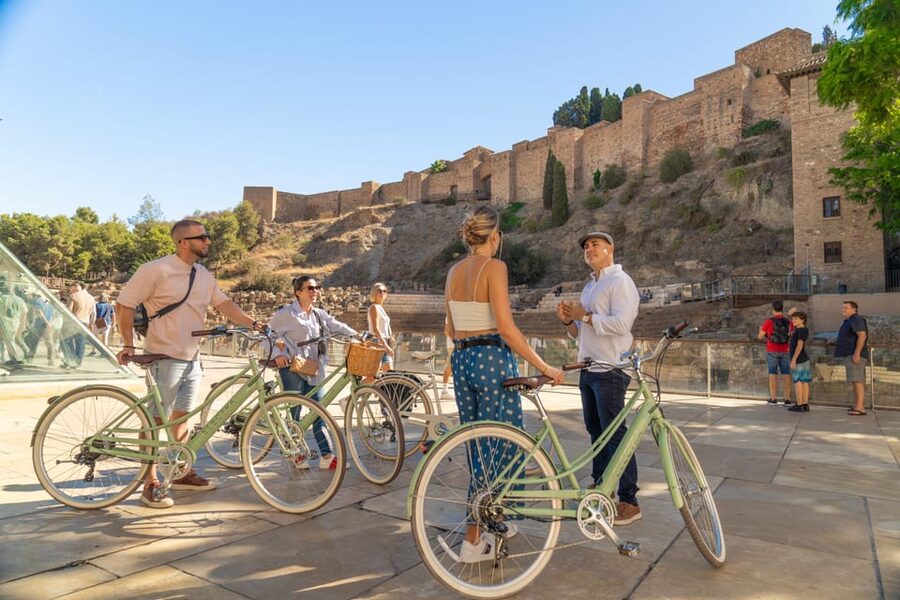 Málaga: Highlights, Hidden Gems and Coast Vintage Bike Tour - Why a vintage bike tour works so well in Málaga