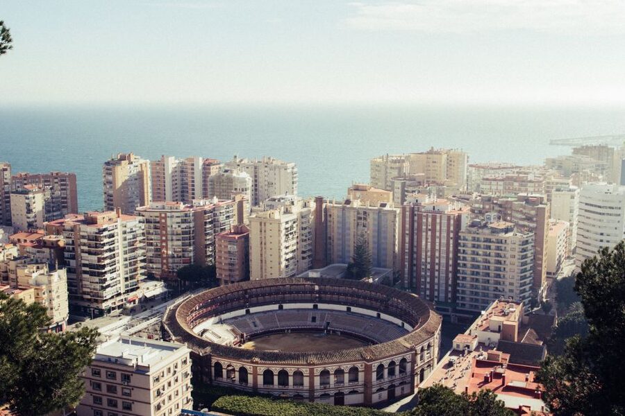 Málaga: Highlights, Old Town & Viewpoint Walking Tour - Meeting at the White Fountain: Plaza de la Constitución and Calle Larios