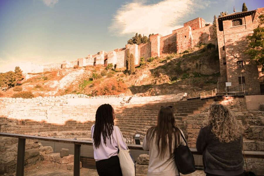 Málaga: Highlights, Old Town & Viewpoint Walking Tour - Old Town flow: Plaza del Obispo, the Cathedral area, and Picasso stops