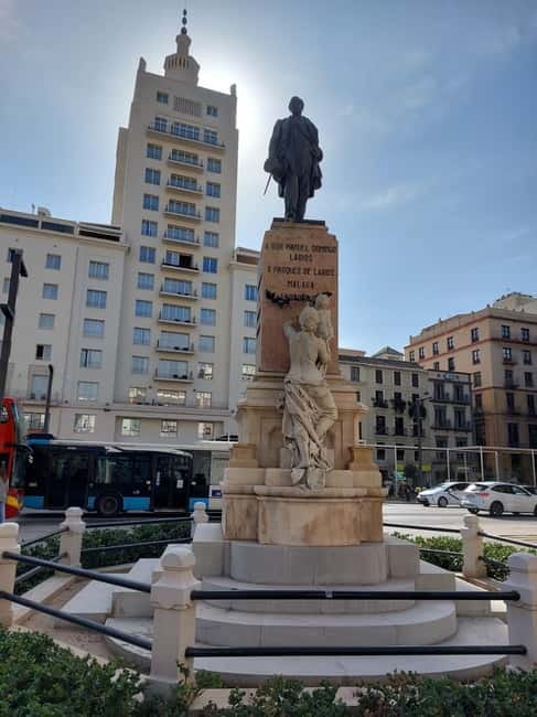 Málaga: Highlights Walking Tour with Drinks and Tapas - Where You Start: Cruise-Ready Logistics and a Simple Meeting Spot