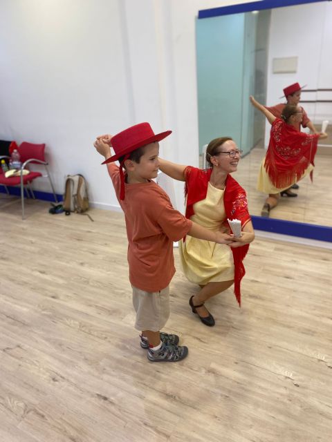 Málaga: Learn to dance flamenco rumba in 45 minutes - What to Wear: Comfort First, Photos Second