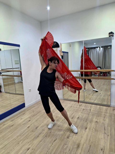 Málaga: Learn to dance flamenco rumba in 45 minutes - December Flavors: Christmas Spirit in the Choreography