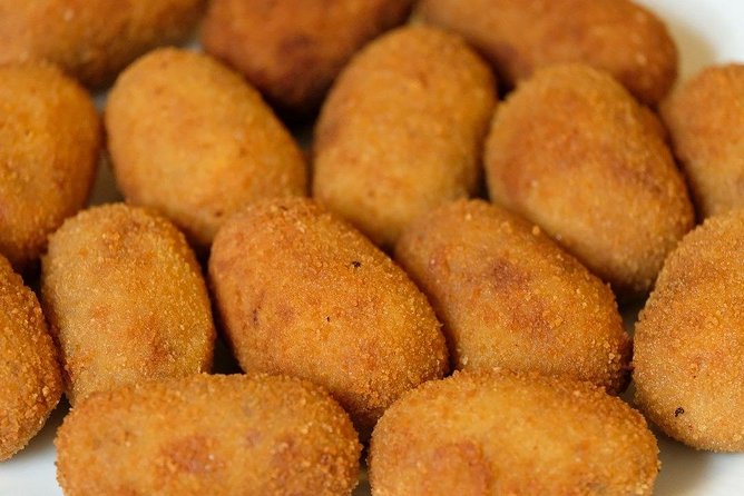 Malaga Market Food Tour: Tapas, Drinks, and Local Flavors - Calle Tomás de Cózar: Locas de Málaga for the Finale