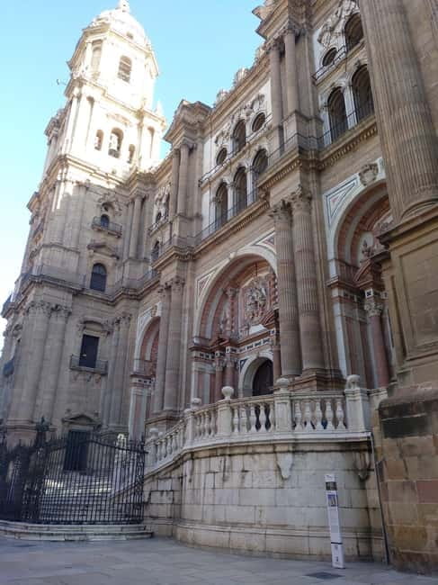 Malaga: old town walking tour & flamenco show - Stops around Malaga’s Old Town: Picasso, Sagrario Church, Saint Thomas Hospital
