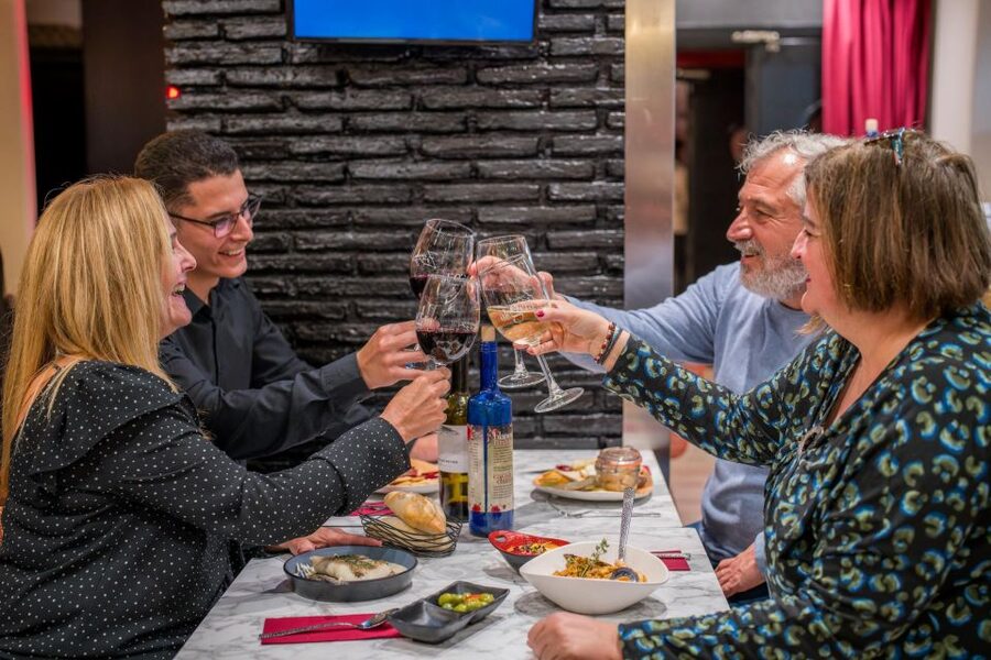 Malaga: Show and Food at Alegría Flamenco and Restaurant - The chef-led meal: tapas vs dinner, and what you should expect
