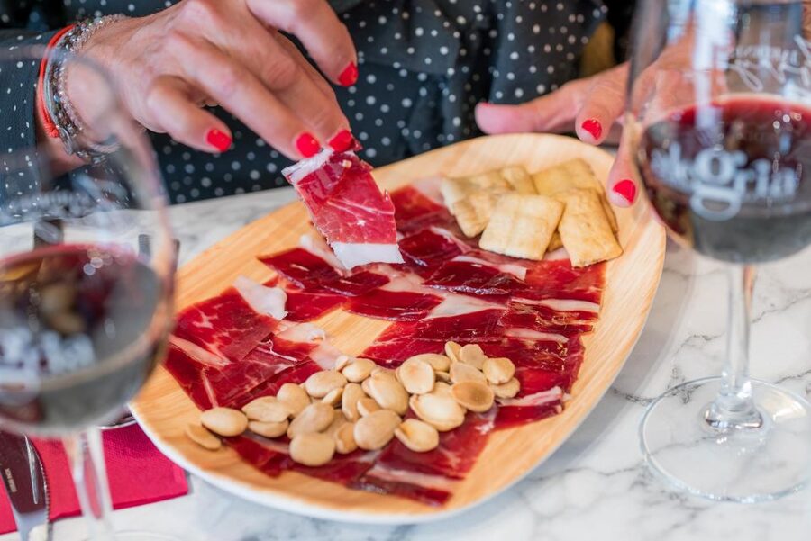 Malaga: Show and Food at Alegría Flamenco and Restaurant - Service and atmosphere: where comfort meets culture