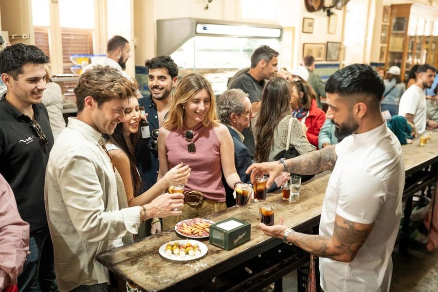 Málaga: Tapas, Wine & Rooftops Private Tour - Where you meet and how to start smoothly