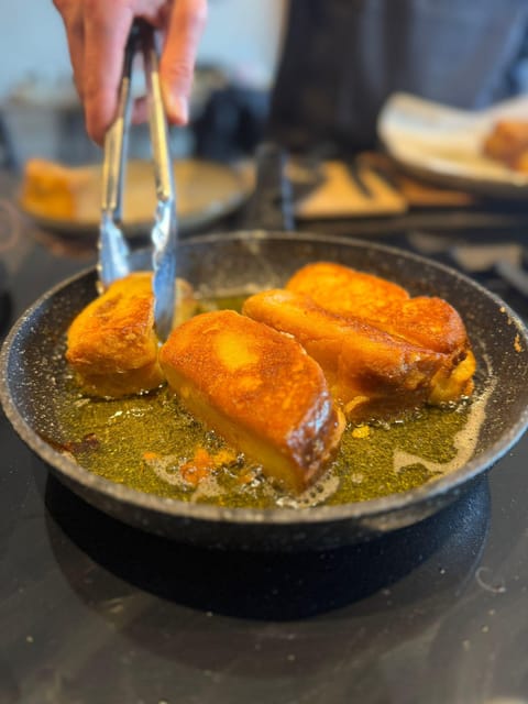 Malaga: The Ultimate Tapas Workshop with Market Visit - The meeting point and timing: easy to find, plan around walkability