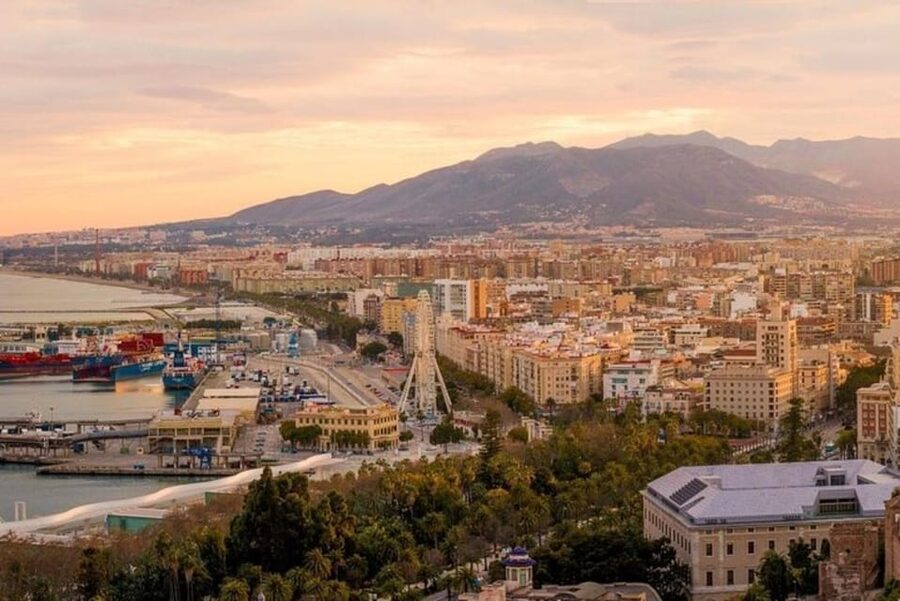 Malaga: Walking Tour of Must-See Attractions - Meet at Alameda Principal and get your bearings