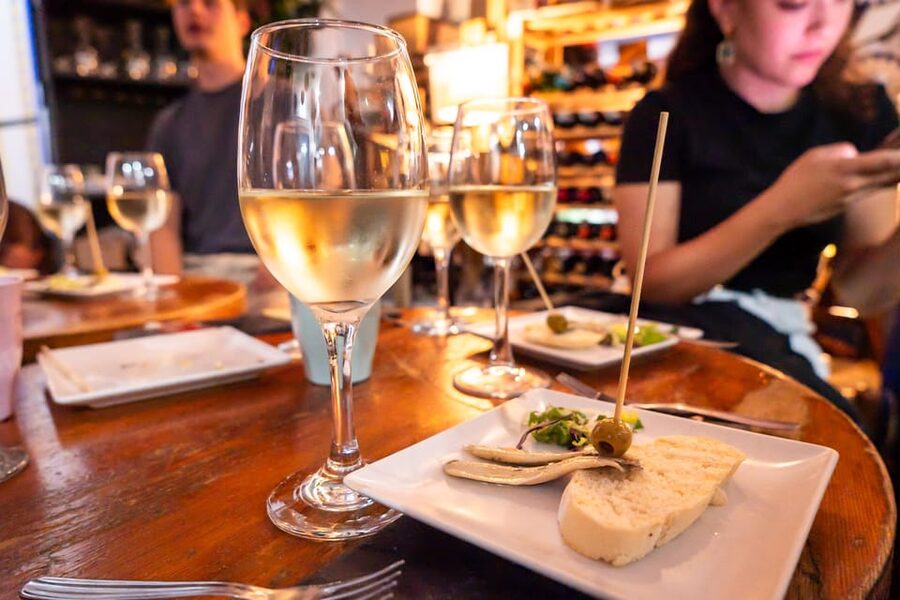 Malaga: Wine and Tapas Tour with Tastings and Drinks - Meeting at Plaza de la Constitución and Getting Oriented Fast