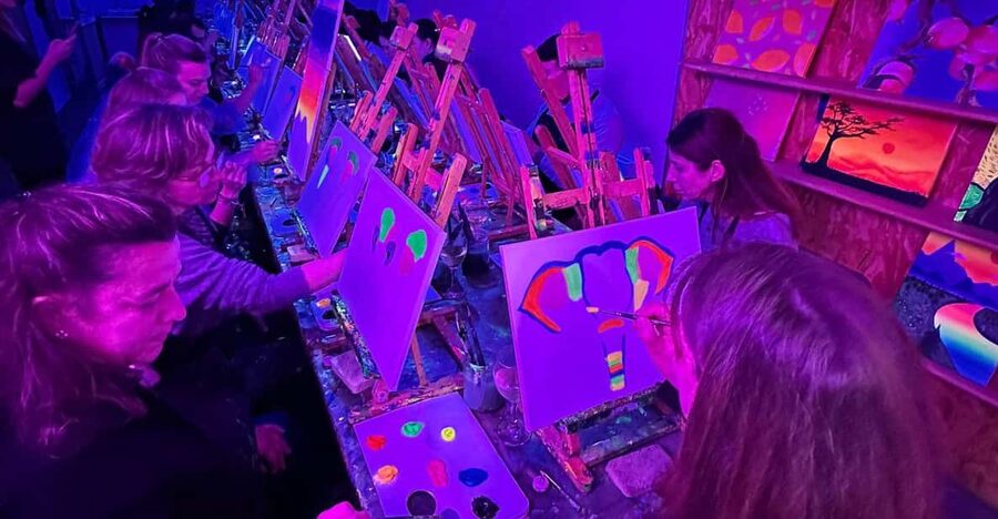 Málaga: Wine Gogh Glow Academy Paint and Sip Class - Entering the Wine Gogh Studio: how the 2.5 hours work