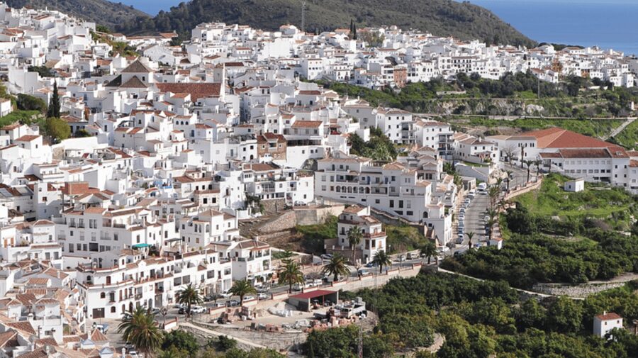 Nerja and Frigiliana from Málaga: the mountain and the sea - Who should book this tour, and who should skip it