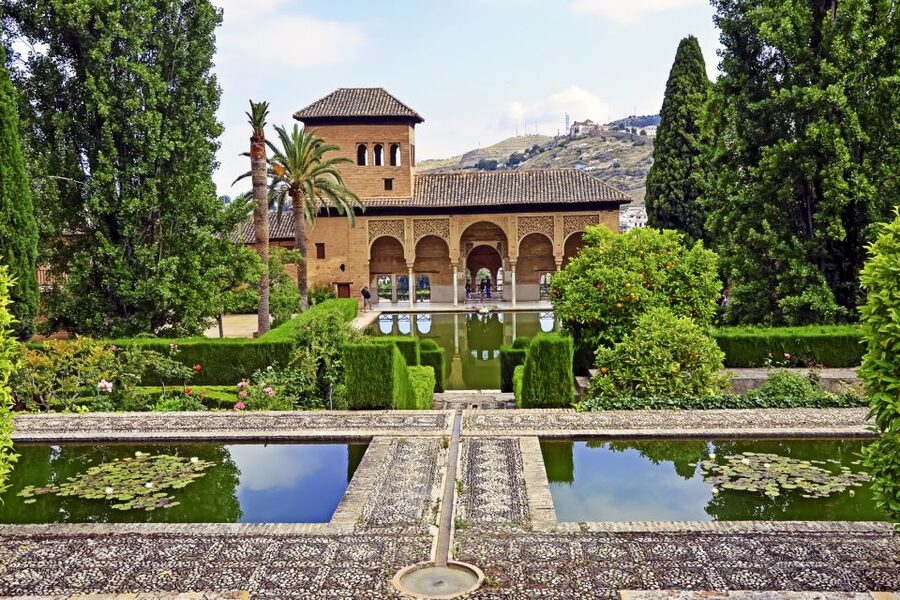 Private Alhambra Tour From Malaga & Surrounds - How the guide makes the difference (Abubakr and Ahmed as examples)