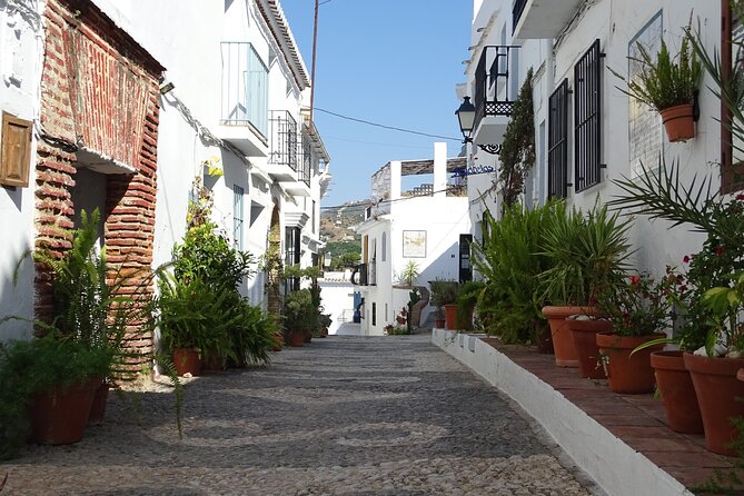 Private walking tour around the Old Town of Frigiliana - Stop 3: The Old Fountain Built in the 17th Century