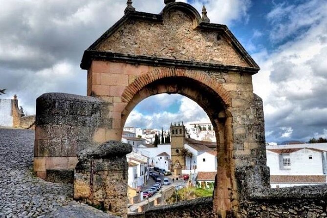 Ronda Historical Walking Tour with Bullring Entrance - Duquesa de Parcent Square and Giant Square: Stories Between the Sights