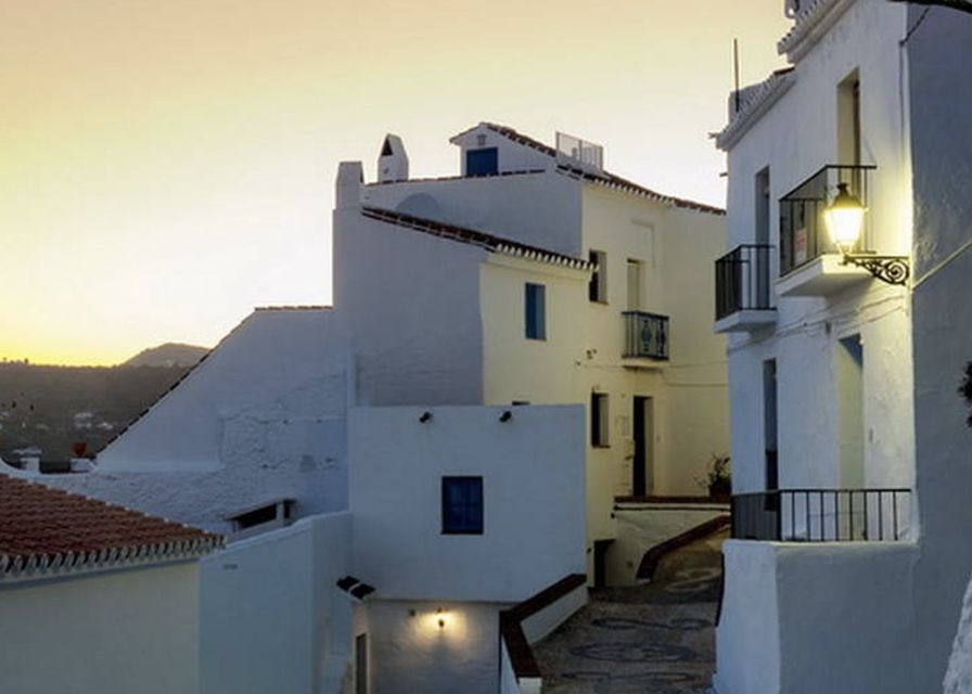 Torremolinos/Benalmadena: Nerja Caves Tour with Frigiliana - Comfort and logistics: what to bring and what to watch
