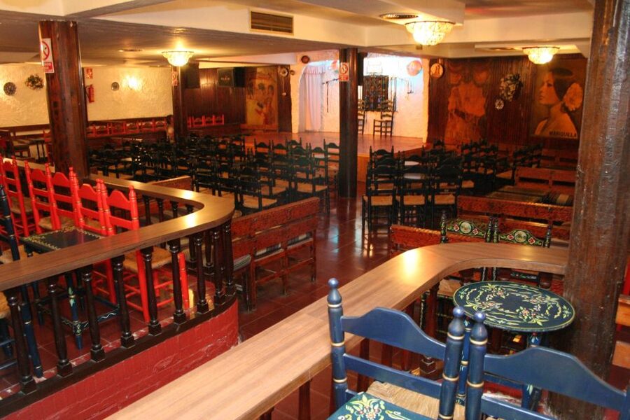 Torremolinos: Flamenco Show with Drinks - Your evening flow: stairs, your drink, and finding your seat