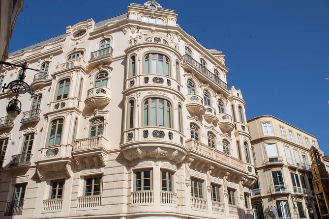 Tour around the Central Market of Malaga - Mapas y Compañía and the street mix: old Muslim-patterned lanes + modern faces