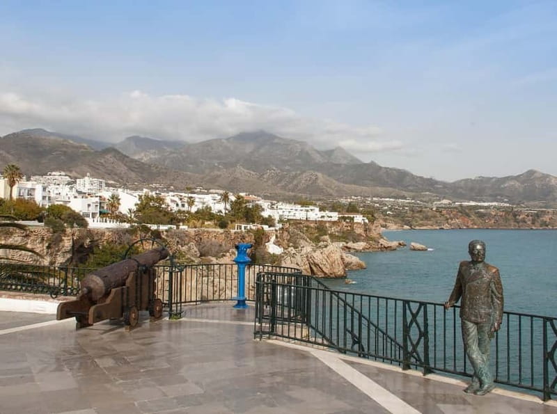 Tour to Nerja's Caves, Nerja city and Frigiliana - Nerja town after the caves: Balcón Europa and an easy stroll