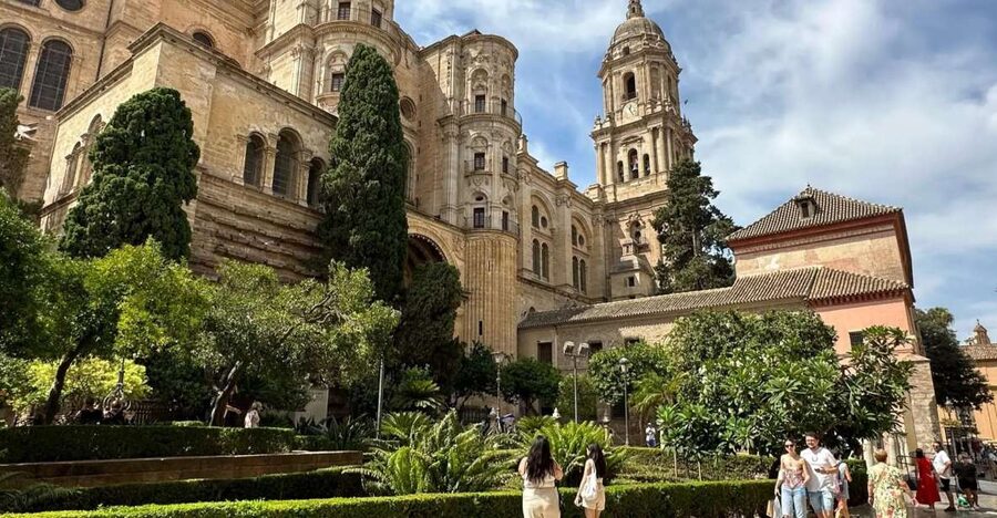 Ultimate Malaga: History and Tapas All Included - Getting Into Málaga Cathedral When It’s Open (And What Happens on Sundays)