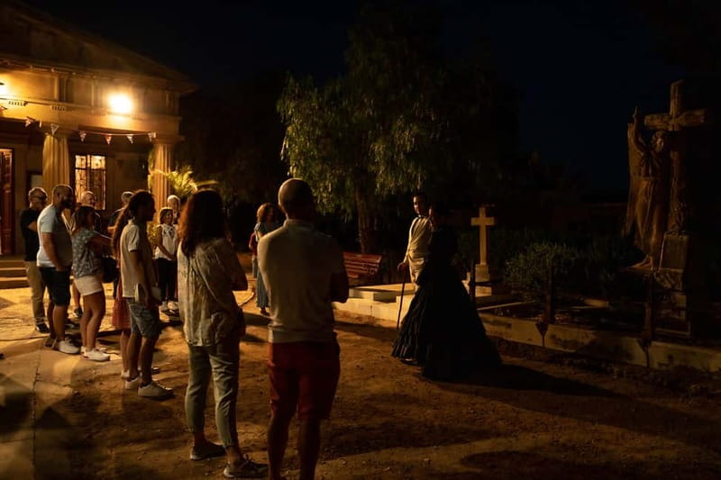 Visita teatralizada nocturna al Cementerio Inglés de Málaga - Spanish-only means you’ll rely on the actor delivery