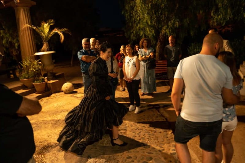 Visita teatralizada nocturna al Cementerio Inglés de Málaga - Why the dramatized format hits harder after dark